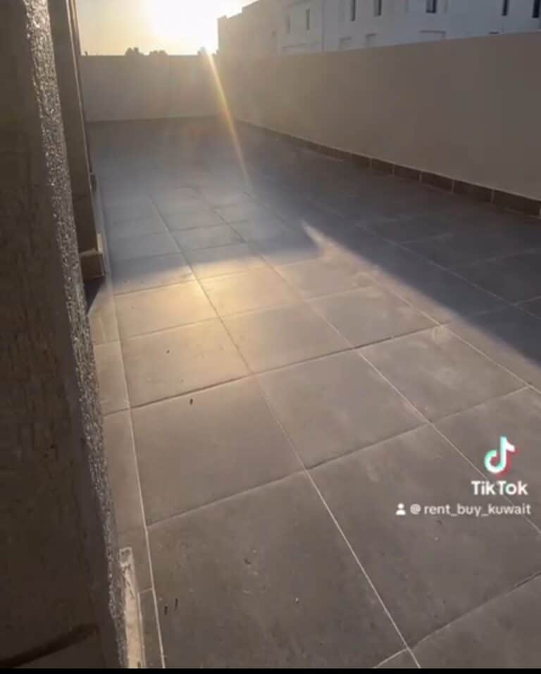 للايجار شقه في الرميثيه دور اول مع بلكونه كبيره مصعد تشطيب جديد ٤ غرف نوم كلهم ماستر صاله مطبخ غرفة خدامه غرفة غسيل ايجار ٧٥٠ دينار للاستفسار واتساب ٦٩٦٣٧٣٨١