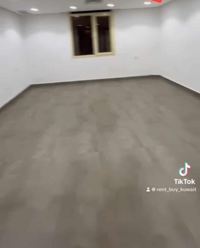 للايجار شقه فى سلوى دور اول مصعد تشطيب سوبر ديلوكس ٣ غرف منهم ٢ ماستر صاله مطبخ غرفة خدامه ٢ بركج سياره قريب من ساحه ايجار ٥٠٠ دينار عائلات فقط للاستفسار واتساب ٦٩٦٣٧٣٨١