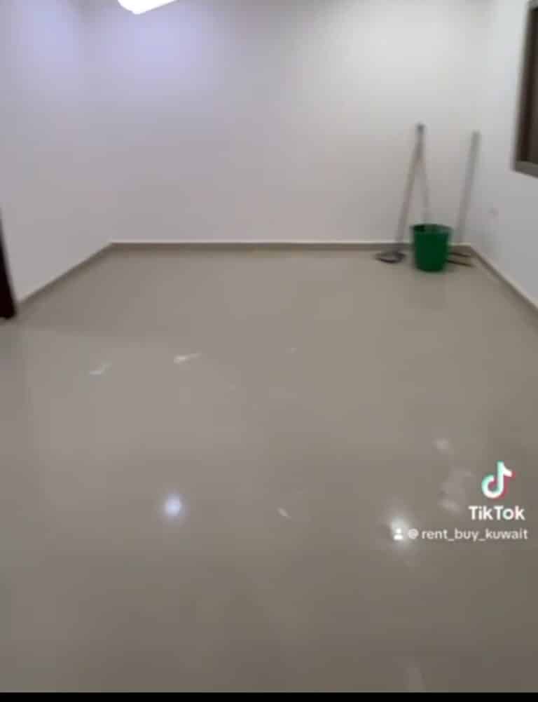 للايجار في سلوى دوبلكس ارضي مع اول ٤ غرف نوم صاله وصالون مطبخ غرفة خدامه ٤ حمامات ٢ بركج سياره ايجار ٦٠٠ دينار شامل مياه وكهرباء وصيانه للاستفسار واتساب ٦٩٦٣٧٣٨١