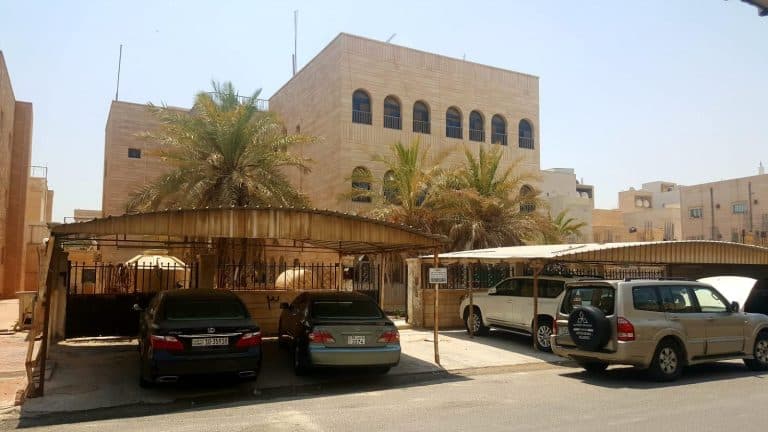 للبيع في سلوى بيت قديم المساحه ١٠٠٠ متر